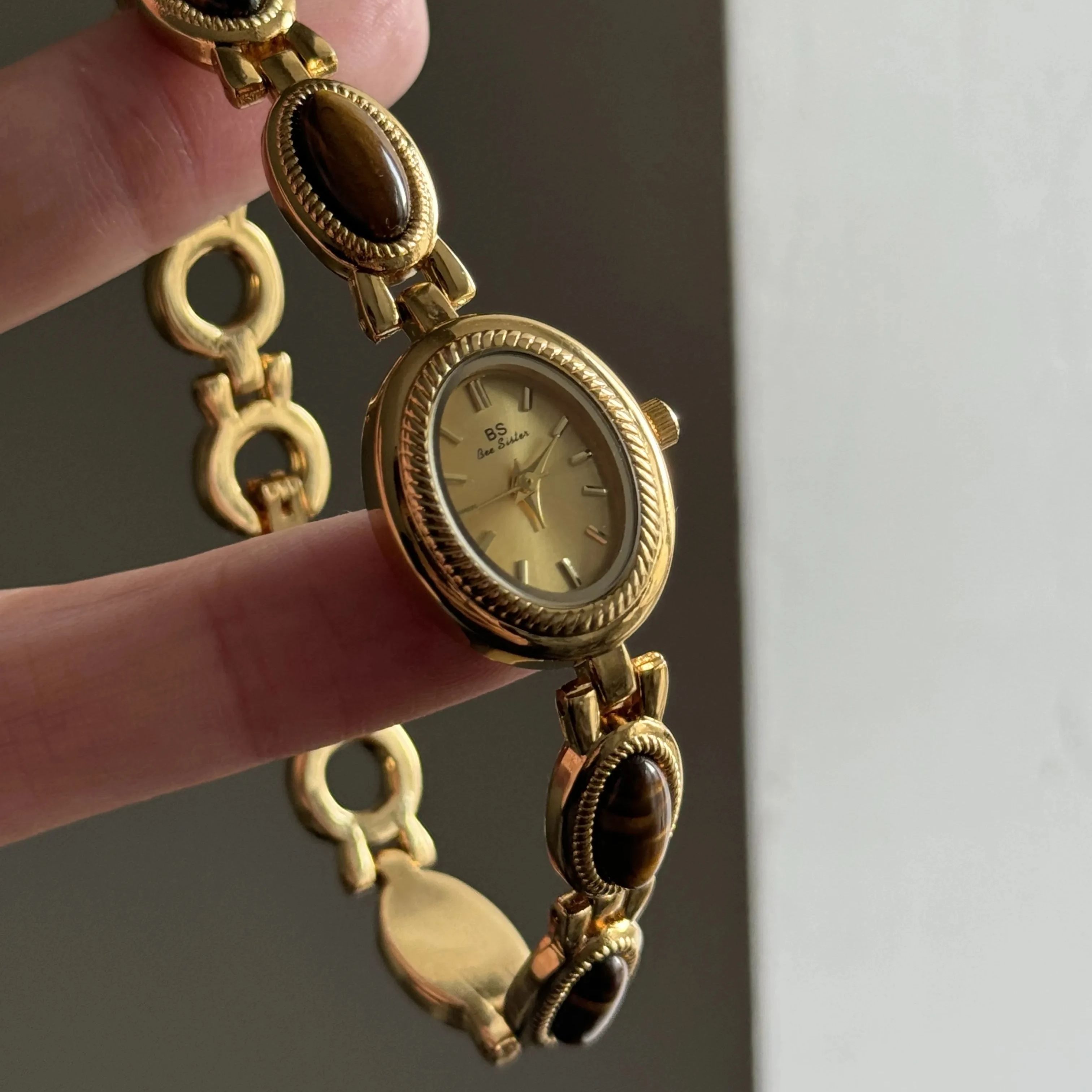 Jewels In Quartz Watches - 2026 Light Luxury Golden Women Watch